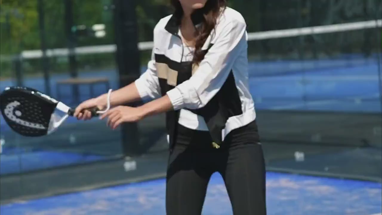 Load video: video van Padel73 met vrouwen die padel spelen in premium padelkleding; sportieve bewegingen, moderne activewear en performance outfits